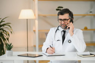 Kendine güvenen pratisyen doktor çalışmaya hazır.