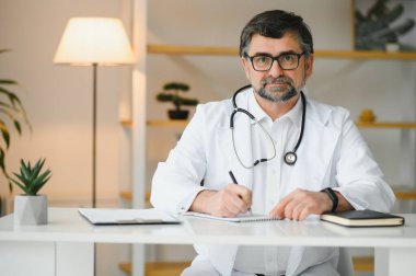 Kendine güvenen pratisyen doktor çalışmaya hazır.
