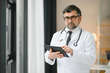 Kendine güvenen pratisyen doktor çalışmaya hazır.