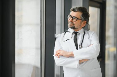 Kendine güvenen pratisyen doktor çalışmaya hazır.