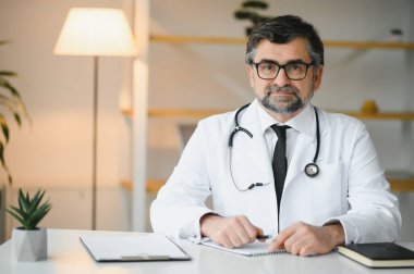 Kendine güvenen pratisyen doktor çalışmaya hazır.