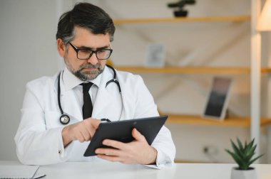 Ofiste çalışan çekici olgun bir doktorun portresi.