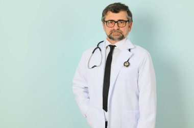 Doktor sağlık sorunları olan hastalara yardım etmeye hazır, mavi arkaplanda kopya alanı olan izole edilmiş.