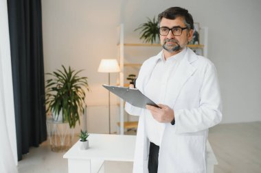 Kendine güvenen pratisyen doktor çalışmaya hazır.