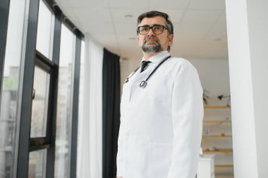 Hastane geçmişini araştıran bir doktor..