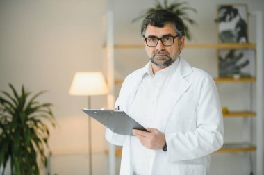 Ofiste çalışan çekici olgun bir doktorun portresi.