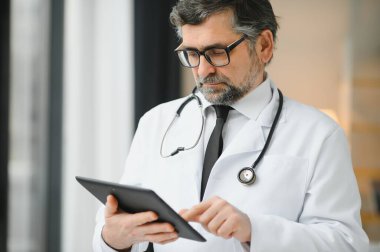 Ofiste çalışan çekici olgun bir doktorun portresi.