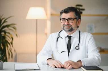 Kendine güvenen pratisyen doktor çalışmaya hazır.