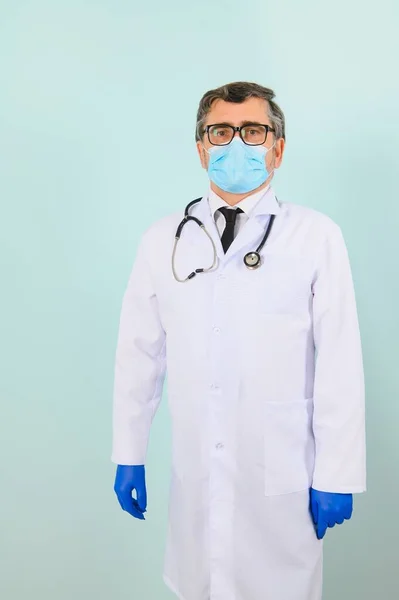 Maskeli Bir Erkek Doktor Portresi Mavi Arka Planda Eldivenler Sağlık — Stok fotoğraf
