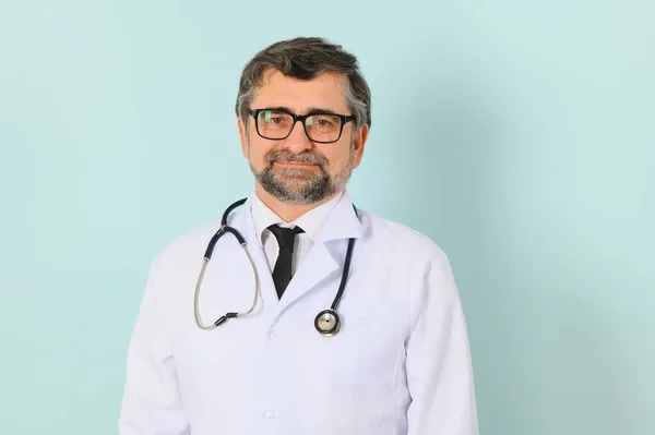 Een Glimlachende Dokter Met Een Stethoscoop Een Blauwe Achtergrond Het — Stockfoto