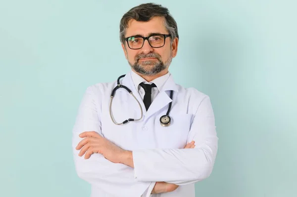 Senior Arts Draagt Stethoscoop Medische Jas Met Blauwe Achtergrond — Stockfoto