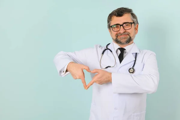 Een Glimlachende Dokter Met Een Stethoscoop Een Blauwe Achtergrond Het — Stockfoto