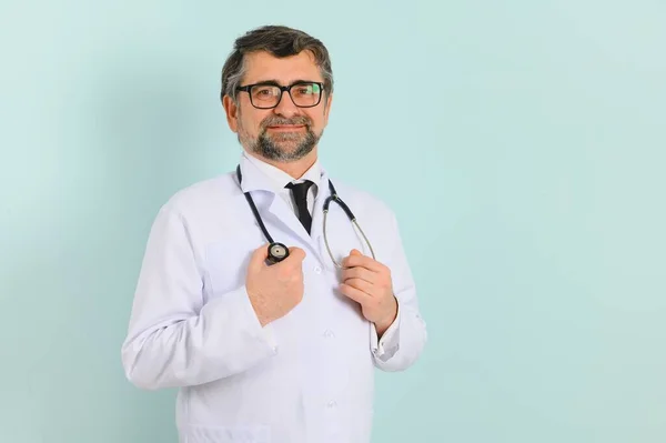 Een Glimlachende Dokter Met Een Stethoscoop Een Blauwe Achtergrond Het — Stockfoto