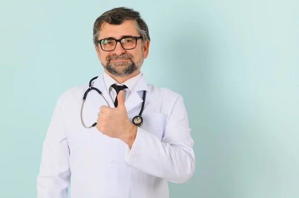 Steteskopla Gülümseyen Kıdemli Doktor Mavi Arka Planda Nsanlığın Hastalıklara Karşı — Stok fotoğraf