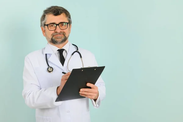 Een Glimlachende Dokter Met Een Stethoscoop Een Blauwe Achtergrond Het — Stockfoto