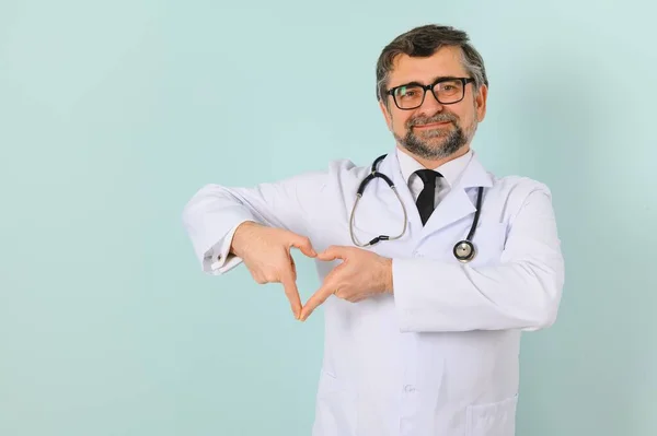 Senior Arts Draagt Stethoscoop Medische Jas Met Blauwe Achtergrond — Stockfoto
