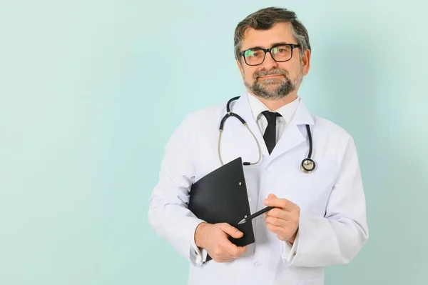 Een Glimlachende Dokter Met Een Stethoscoop Een Blauwe Achtergrond Het — Stockfoto