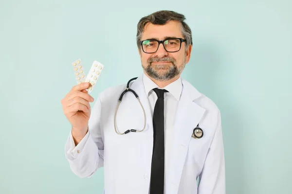 Zelfverzekerde Mannelijke Arts Witte Medische Jas Holding Pillen Terwijl Het — Stockfoto