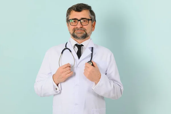 Een Glimlachende Dokter Met Een Stethoscoop Een Blauwe Achtergrond Het — Stockfoto