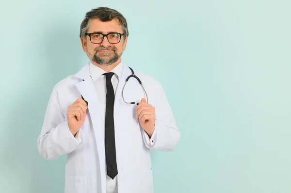 Arts Klaar Patiënten Met Gezondheidsproblemen Helpen Geïsoleerd Blauwe Achtergrond Met — Stockfoto