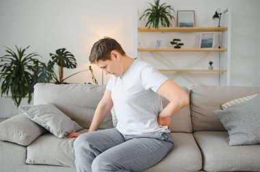 Yaşlı yetişkin bir kadın sırtına dokunuyor sırt ağrısı, belden aşağısı kaslı böbrek ağrısı. Yaşlı bir kadın egzersiz yaptıktan sonra sırt ağrısı hissetti. Spor yapmak emeklilikte sağlık sorunlarına yol açtı.