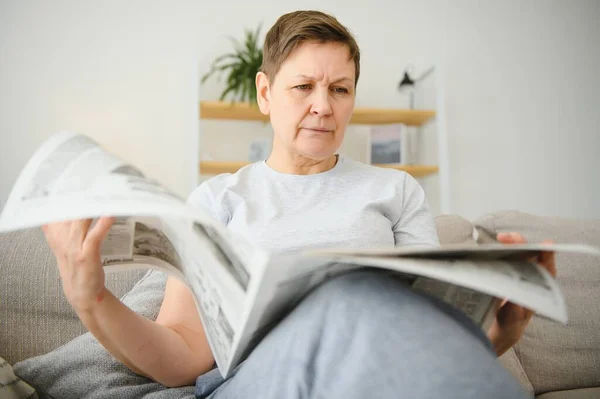 Mulher Meia Idade Sentado Sofá Ler Jornais — Fotografia de Stock