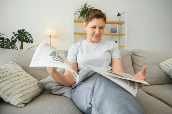 妇女在家看报纸 — 图库照片