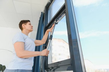 Orta yaşlı bir kadın temizlik yeni daire
