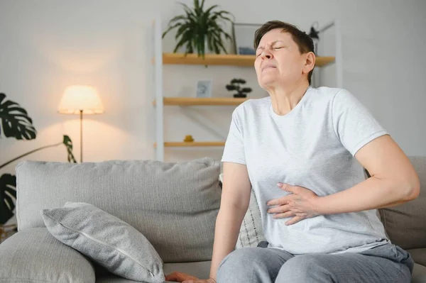 Sjuk Upprörd Medelålders Dam Håll Magen Lider Magont Koncept Mogen — Stockfoto