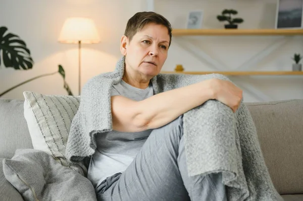 Atraente Mulher Meia Idade Relaxante Casa — Fotografia de Stock