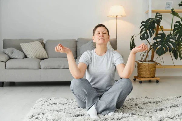 Donna Adulta Che Esercizi Fitness Casa Donna Anziana Esercizi Stretching — Foto Stock