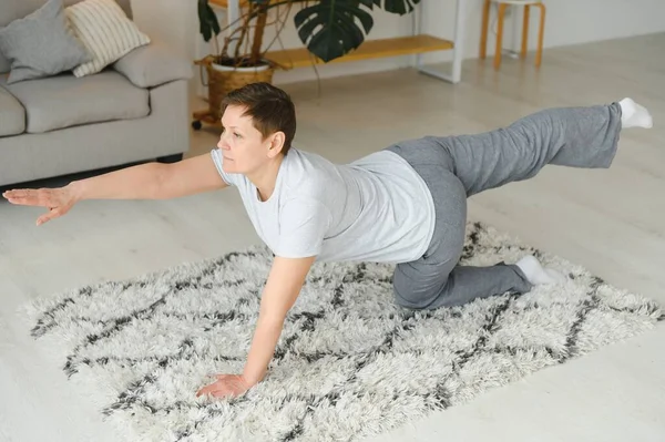 Mulher Meia Idade Sorrindo Feliz Fazendo Exercício Alongamento Casa — Fotografia de Stock