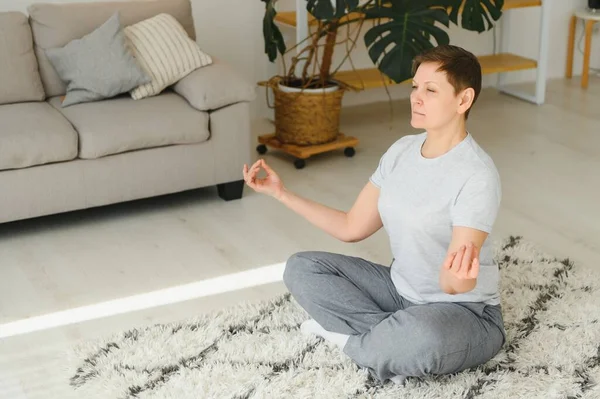 Donna Adulta Che Esercizi Fitness Casa Donna Anziana Esercizi Stretching — Foto Stock