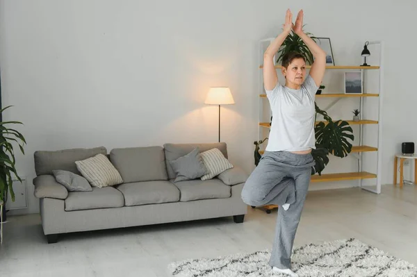 Donna Mezza Età Che Yoga Casa Stretching Salute — Foto Stock
