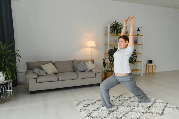 Donna Mezza Età Sorridente Felice Facendo Esercizio Stretching Casa — Foto Stock