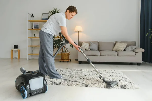 Frau Mittleren Alters Putzt Neue Wohnung — Stockfoto