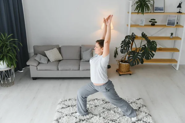 Donna Adulta Che Esercizi Fitness Casa Donna Anziana Esercizi Stretching — Foto Stock