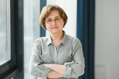 Evde yaşlı bir kadının portresi.