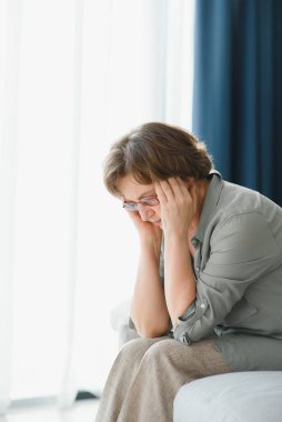 Sağlık bakım, ağrı, stres, yaş ve insanlar kavramı - üst düzey kadın baş ağrısı acı yüzü.