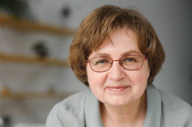 Evde yaşlı bir kadının portresi.