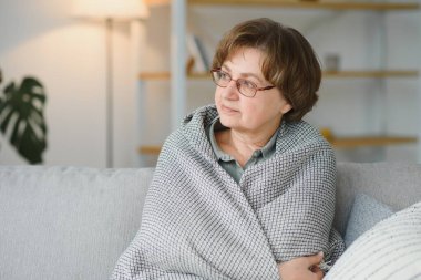 Pensive düşünceli orta yaşlı bayan uzakta evde yalnız oturup endişeli yalnız hissediyorum, üzgün depresif melankolik yaşlı olgun kadın sorun yalnızlık muzdarip düşünce keder keder muzdarip