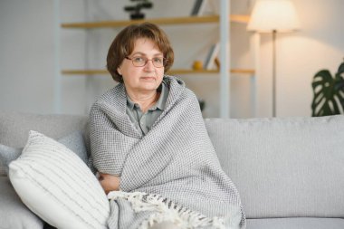 Pensive düşünceli orta yaşlı bayan uzakta evde yalnız oturup endişeli yalnız hissediyorum, üzgün depresif melankolik yaşlı olgun kadın sorun yalnızlık muzdarip düşünce keder keder muzdarip