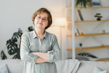 Evde yaşlı bir kadının portresi.