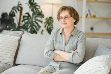 gülümseyen yaşlı bir kadın portresi