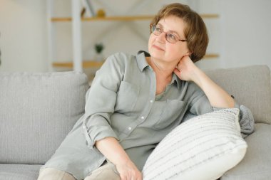 gülümseyen yaşlı bir kadın portresi