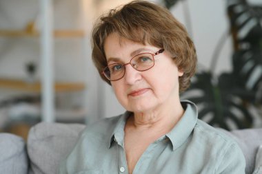 yakın çekim evde mutlu bir yaşlı kadın portresi.