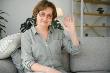 Görüntülü arama. Güzel, yaşlı bir bayan. Video görüşmesi yapacağım..