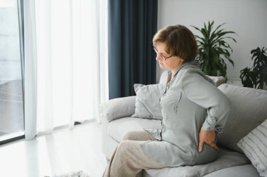 yaşlılık, sağlık sorunu ve insanlar kavramı - acı acı arka tarafta veya dizginleri evde kadın kıdemli.