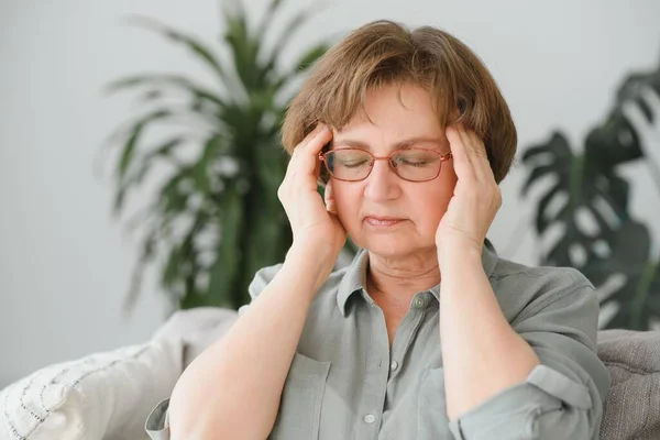 Starsza Pani Masuje Skronie Zmniejszyć Ból Głowy Starsza Pani Czuje — Zdjęcie stockowe
