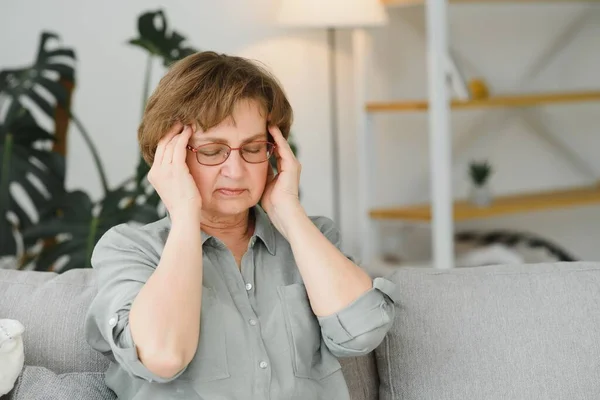 Eine Ältere Seniorin Massiert Ihre Schläfen Ihre Kopfschmerzen Lindern Ältere — Stockfoto